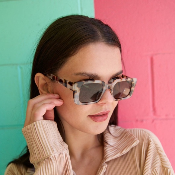 BOGO! The Paige Sunglasses Tortoiseshell rectangle Y2K style - Boutique NEW - Picture 5 of 5